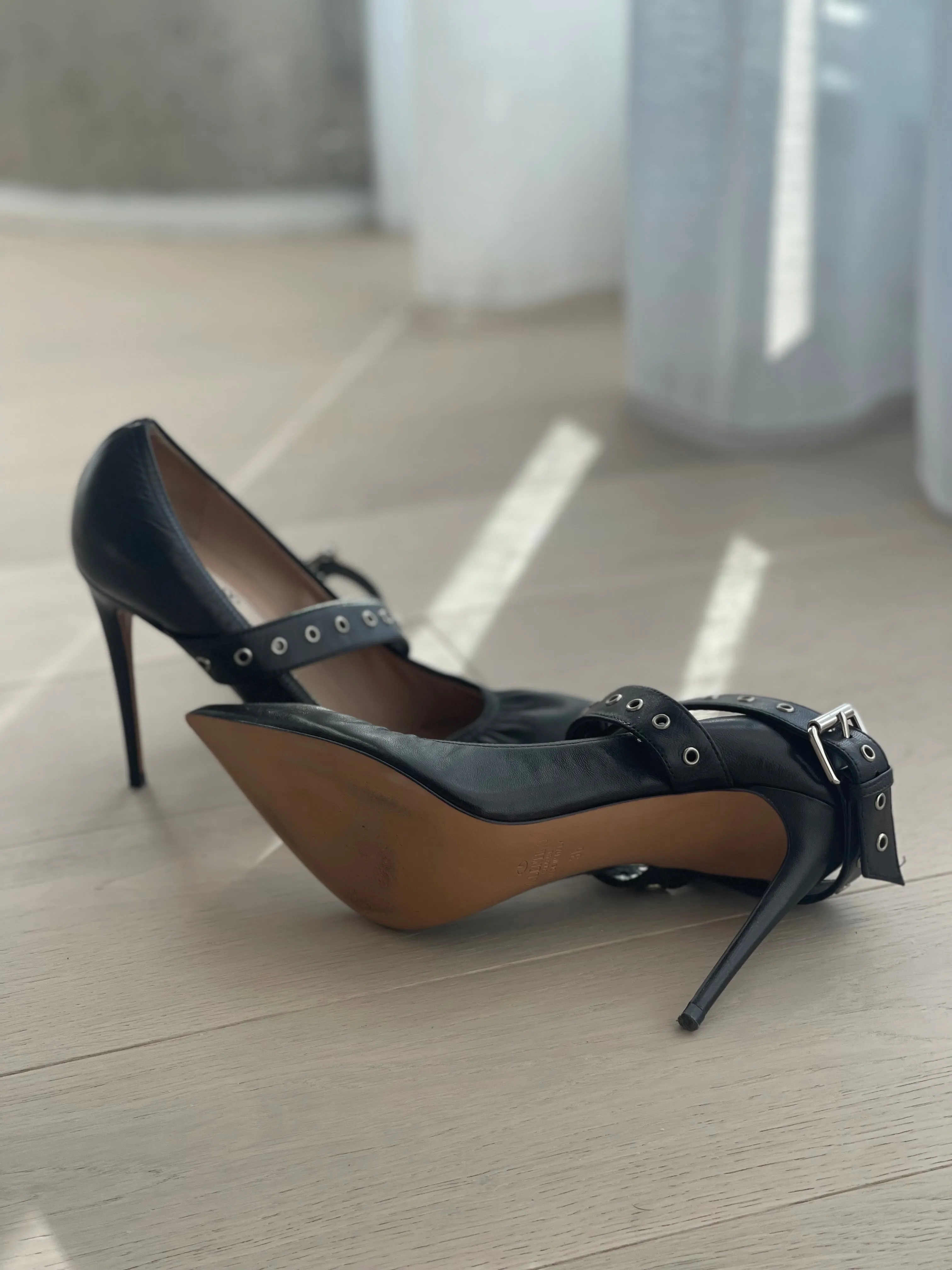Leather Pumps with Cross Cross Strap