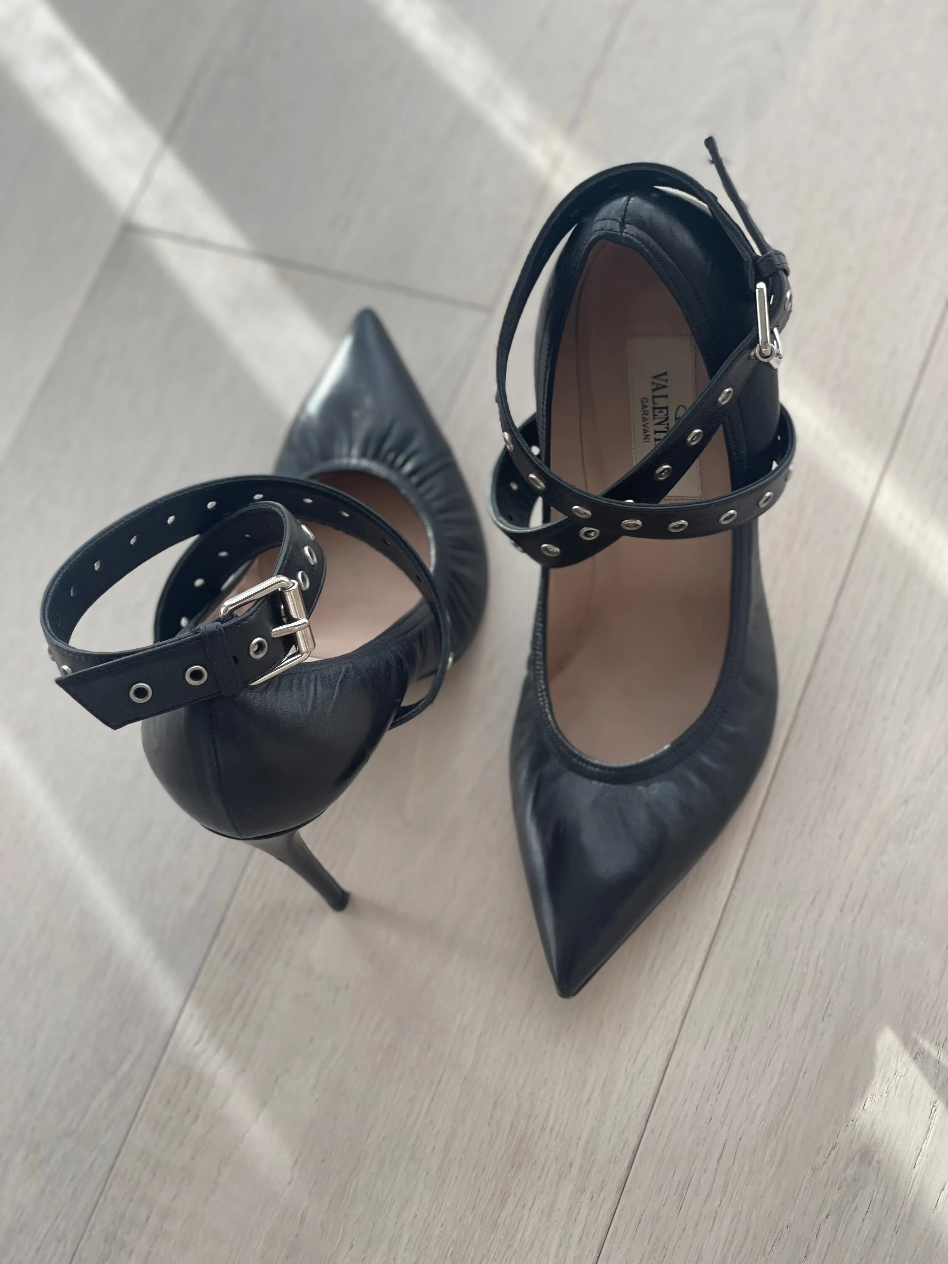 Leather Pumps with Cross Cross Strap