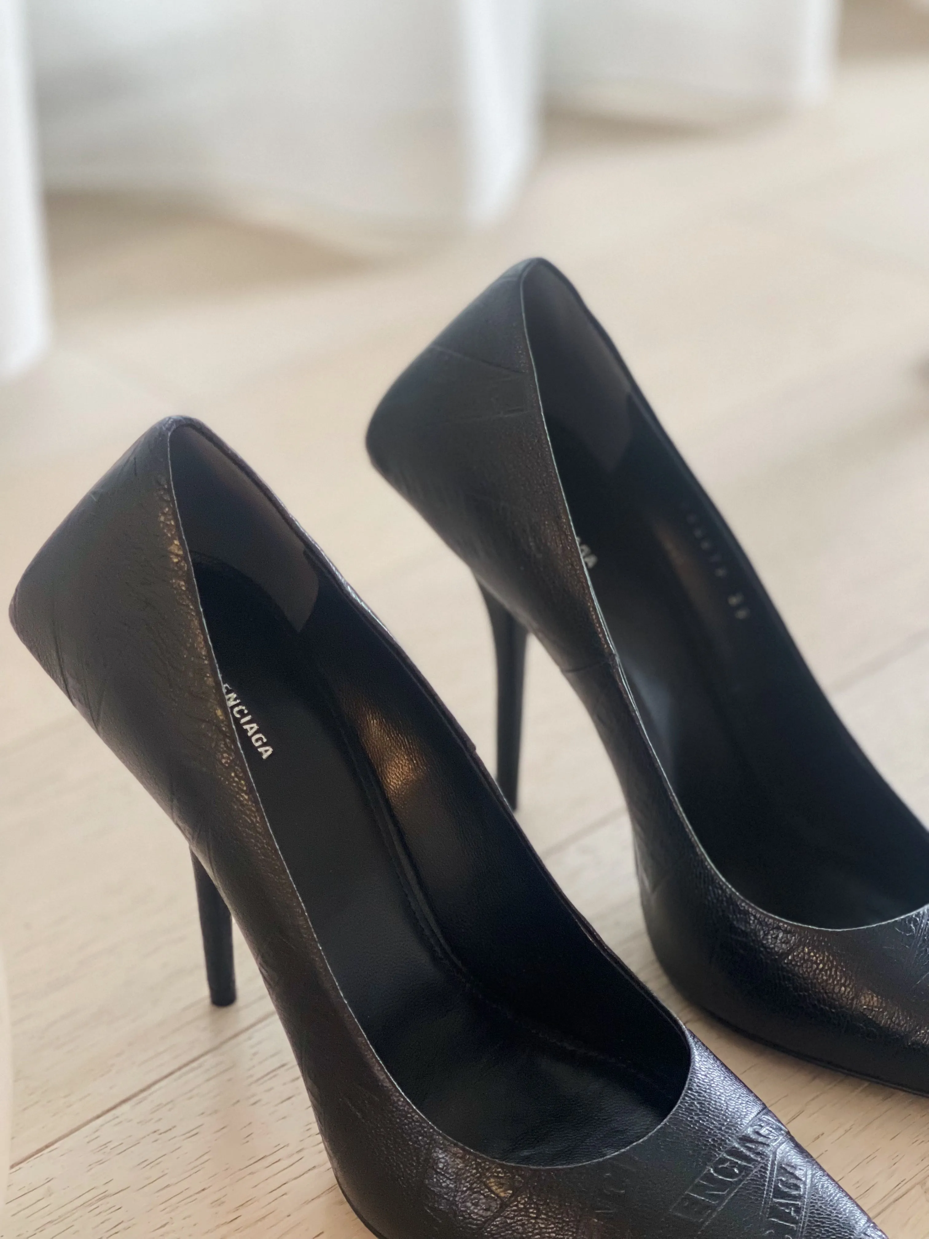 Square Knife Logo Embossed Leather Pumps