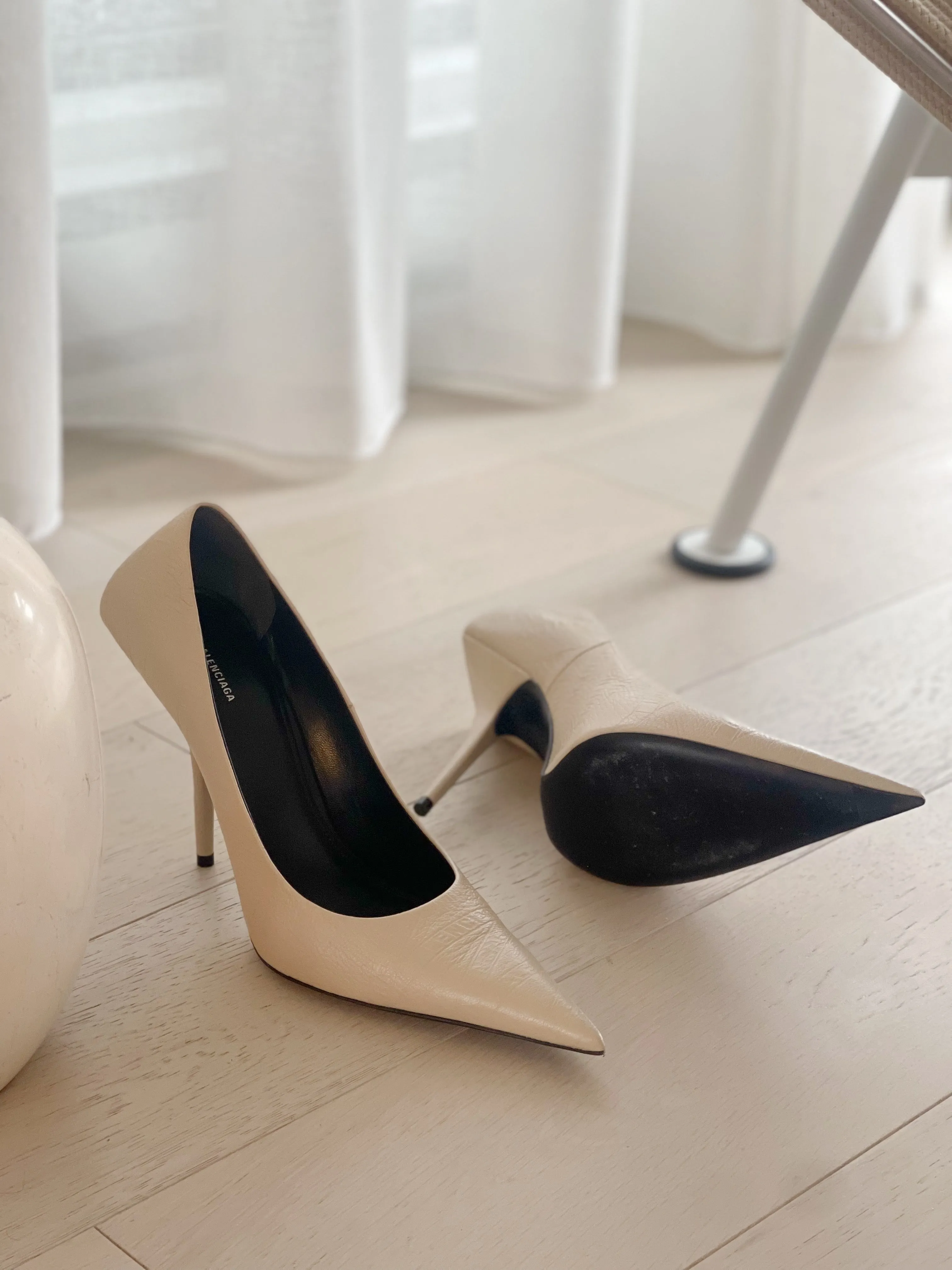 Square Knife Logo Embossed Leather Pumps